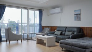 Una sala de estar moderna con un sofá, un sillón y una mesa de centro.