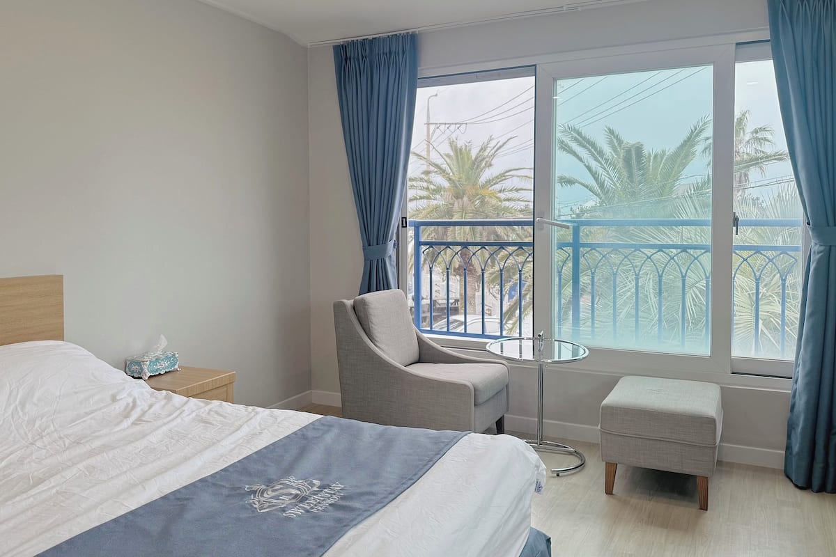 Ropa de cama de alta calidad, cortinas blackout y wifi gratis