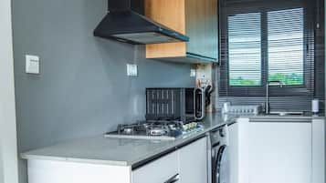 Apartment | Dapur peribadi | Peti sejuk/penyejuk beku saiz penuh, ketuhar gelombang mikro