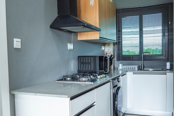 Apartment | Dapur peribadi | Peti sejuk/penyejuk beku saiz penuh, ketuhar gelombang mikro