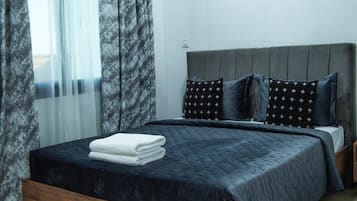 2 habitaciones, escritorio y espacio para trabajar con laptop