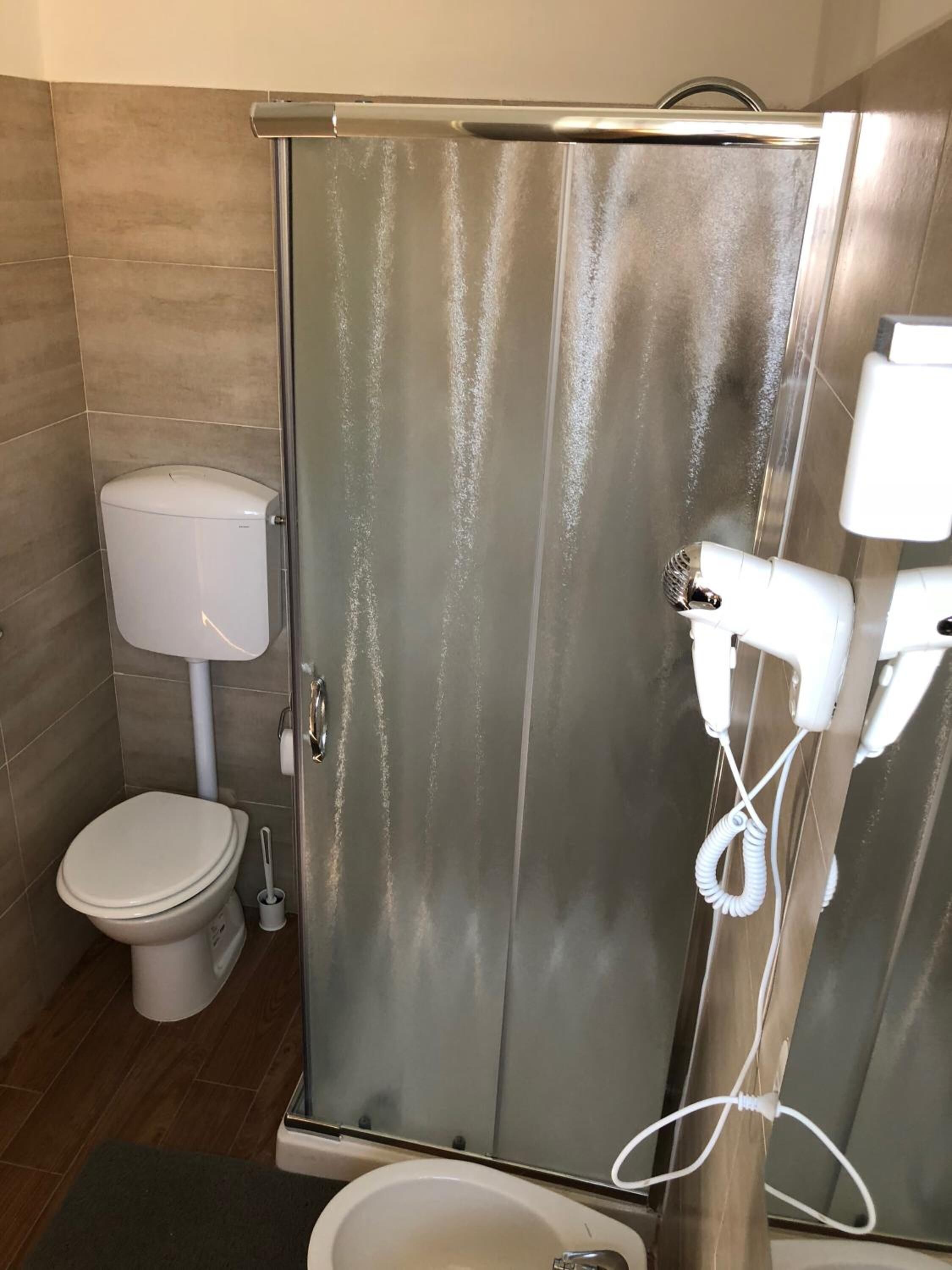 Un bany amb plat de dutxa, vàter i bidé.