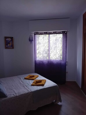 3 habitaciones, tabla de planchar con plancha, wifi y ropa de cama