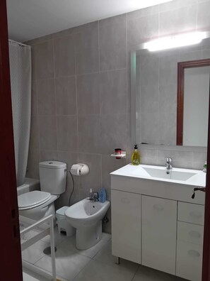 Hårføner, bidé, håndklær og såpe