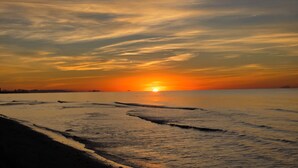 Ein ruhiger Strand bei Sonnenuntergang.