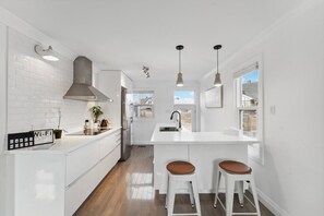 Kjøleskap, mikrobølgeovn, ovn og oppvaskmaskin