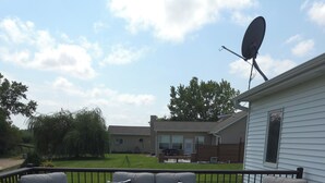 Terrace/patio - Charming 3-bedroom house in Gibbon with waterfront views Crane central (Gibbon)