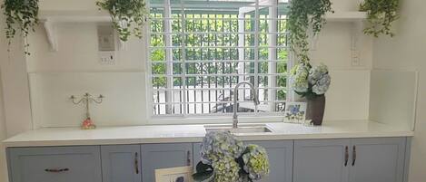 舒适公寓, 阳台, 庭院景观 | 私人厨房 | 电热水壶