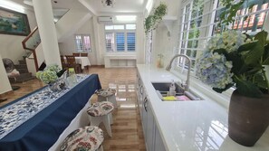 Lägenhet Comfort - balkong - utsikt mot innergården | Matservice på rummet