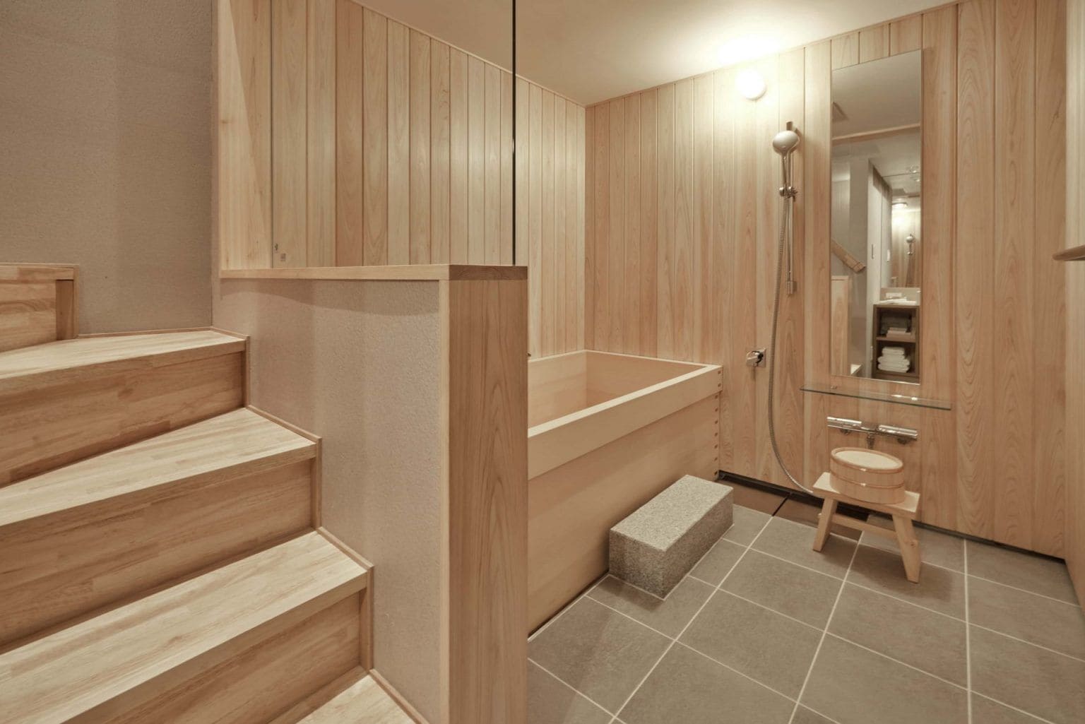 Een aparte badkuip en douche, gratis toiletartikelen, een haardroger