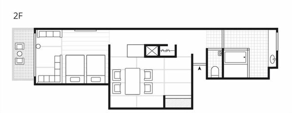 Egy hotelszoba alaprajza, amelyen egy kis konyhasarok, egy fürd őszoba és egy nappali terület látható.