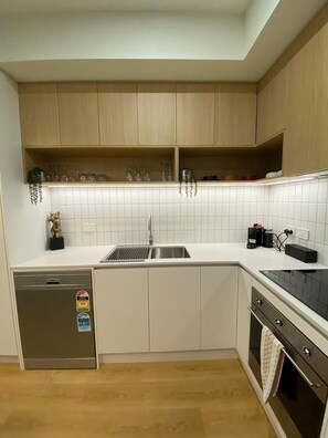 ثلاجة، ميكروويف، فرن، موقد طهي مسطح