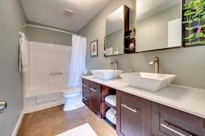 Shower, hair dryer, towels, soap - Two-Home Heart of Austin Compound and Karaoke Room (Austin)