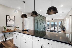 Dining - Pvt Outdoor Pool Open-Multiple Arcades-Pvt Hot Tub-Free Attraction Tickets-Firepit-Lake View (Branson)