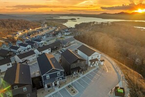 Exterior - Pvt Outdoor Pool Open-Multiple Arcades-Pvt Hot Tub-Free Attraction Tickets-Firepit-Lake View (Branson)