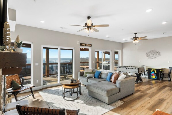 Smart TV, fireplace, video games - Pvt Outdoor Pool Open-Multiple Arcades-Pvt Hot Tub-Free Attraction Tickets-Firepit-Lake View (Branson)