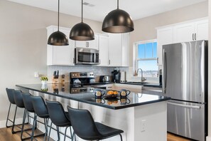 Fridge, microwave, oven, stovetop - Pvt Outdoor Pool Open-Multiple Arcades-Pvt Hot Tub-Free Attraction Tickets-Firepit-Lake View (Branson)