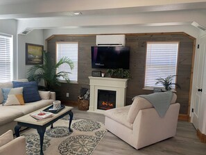 Smart TV, chimenea y estéreo