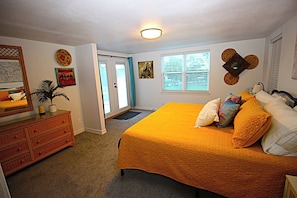 3 bedrooms, iron/ironing board, free WiFi, bed sheets - Charming and cozy. Vintage New Orleans vibe. Balcony view, hot tub and fire pit. (Gun Barrel City)