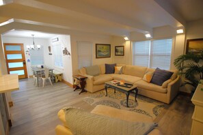 Smart TV, fireplace, stereo - Charming and cozy. Vintage New Orleans vibe. Balcony view, hot tub and fire pit. (Gun Barrel City)