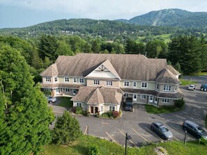Exterior - LE CHAMPLAIN CONDO 104, in BROMONT, View on the Pool and Mountain, CITQ#248205 (Bromont)