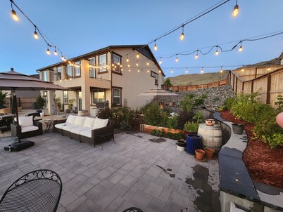 Views, Views, Views.Beautiful 2800 sqft 30 mins to Tahoe large backyard.
