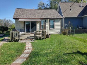 Exterior - Cozy lakefront cottage. It’s a perfect getaway for a couple or a small family. (Erie)