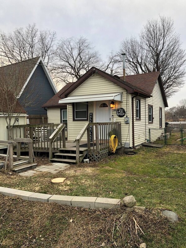 Exterior - Cozy lakefront cottage. It’s a perfect getaway for a couple or a small family. (Erie)