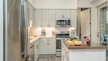 Refrigerador, microondas, horno y parrilla de estufa