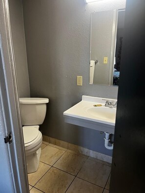 Kamar Double | Kamar mandi | Handuk dan tisu toilet