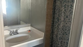 Single Room | Bathroom | Towels, toilet paper