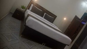 Quarto casal superluxo | Escrivaninha, espaço de trabalho para notebook, Wi-Fi de cortesia
