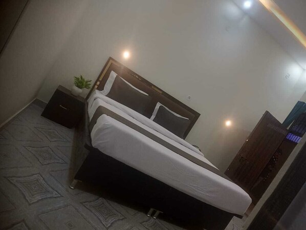 Room - Om palace (Karchana)