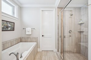 Douche, sèche-cheveux, serviettes fournies