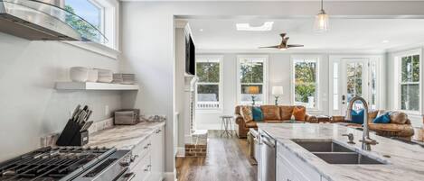 Réfrigérateur, four à micro-ondes, un four, surface de cuisson