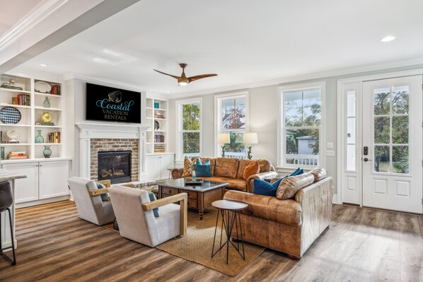 Smart TV, chimenea, futbolito, libros