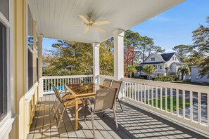 Outdoor dining - Experience luxury at 5 Periwinkle Lane, with private pool and a 5-minute walk to the beach! (Hilton Head Island)