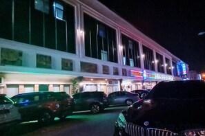 Free self parking - Star Romantic Hotel (Simpang Kanan)