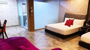 Una habitación de hotel con una cama, una silla y un ventanal grande.