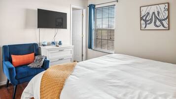 4 habitaciones, escritorio y tabla de planchar con plancha