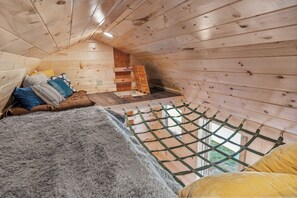 4 chambres, bureau, fer et planche à repasser, lit parapluie