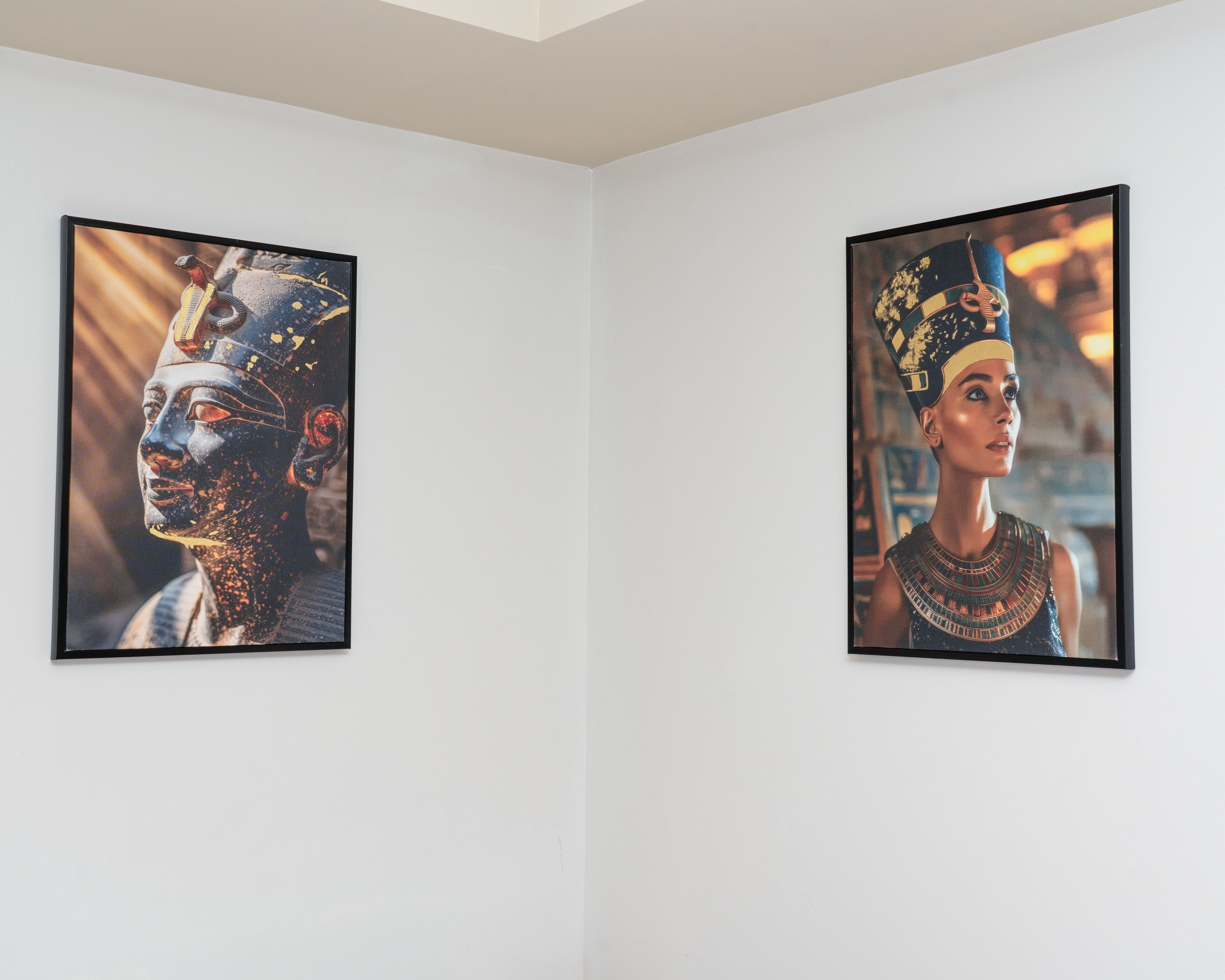 Deux œuvres d’art encadrées sont accrochées à un mur blanc.
