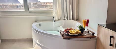 Superior tweepersoonskamer, bubbelbad, uitzicht op bergen | Een kluis op de kamer, geluiddichte muren, een strijkplank/strijkijzer