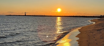 Lakeside Horizon - minutes to Lake Michigan Pere Marquette Beach & Muskegon Lake