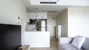 A modern apartment with a kitchen, dining area, and living room. - Comfy 1BDR Apt 3 minutes to Train Station Burwood (Burwood)