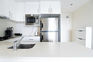 Refrigerador, microondas, horno y parrilla de estufa