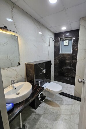 Douche, douche à « effet pluie », articles de toilette gratuits