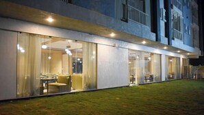 Un edificio moderno con amplios ventanales y un interior luminoso.