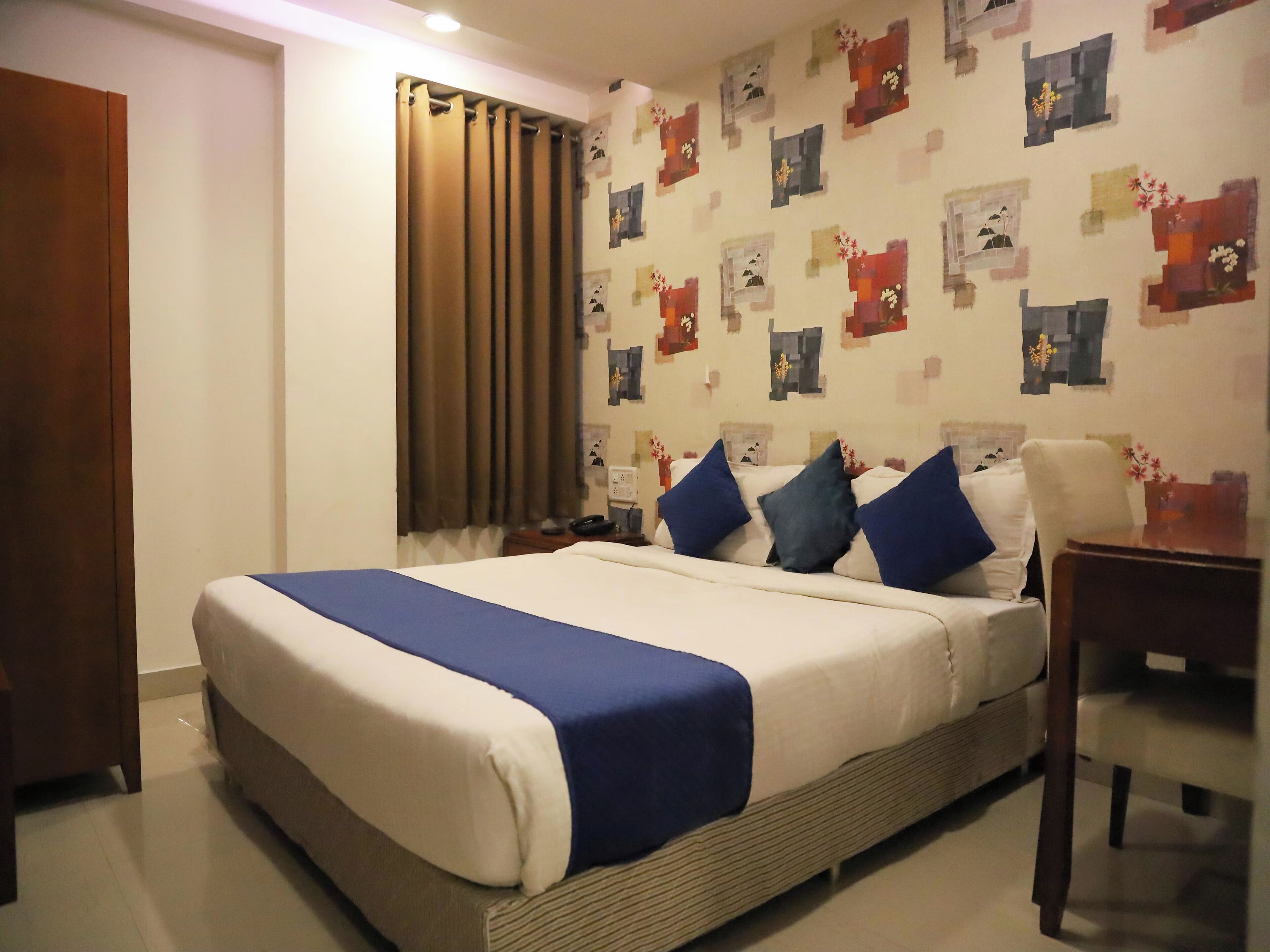 Deluxe Double or Twin Room | Minibar, in-room safe, desk, iron/ironing board