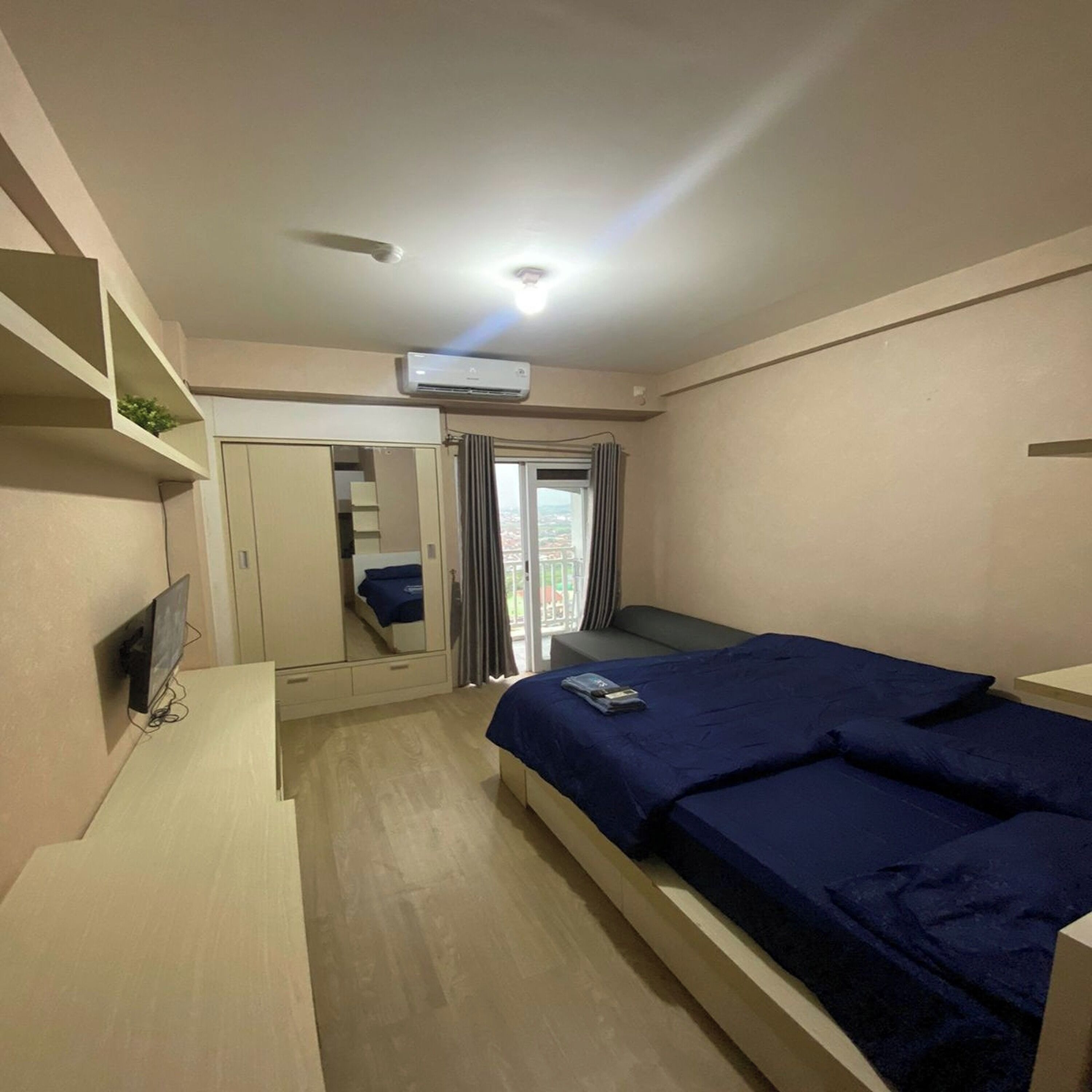 Desk, free WiFi, bed sheets
